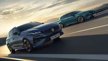 Peugeot 308 und Peugeot 308 SW Business fahren nebeneinander auf Straße, beide Modelle in Bewegung mit Fokus auf Karosserieform.