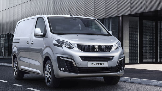 Peugeot Expert parkend vor Gebäude: TÜV-Report 2026 zeigt 21,0 Prozent erhebliche Mängel bei Drei- bis Vierjährigen