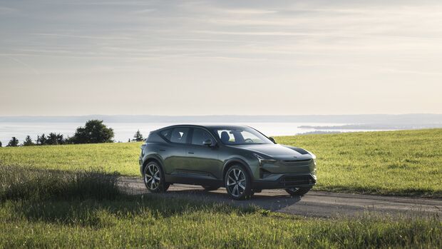 Polestar 3 Performance in Grün auf einer Landstraße vor einer offenen Landschaft.