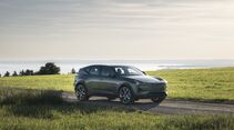 Polestar 3 Performance in Grün auf einer Landstraße vor einer offenen Landschaft.