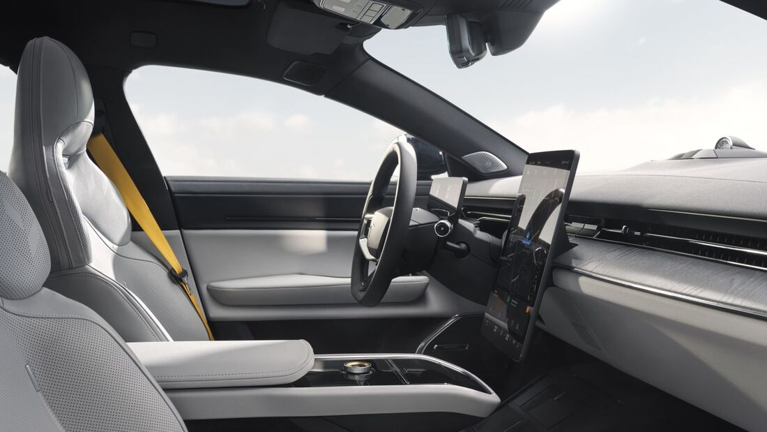 Polestar 5 Cockpit: Fahrerplatz mit großem, hochformatigem Zentraldisplay, Lenkrad und klar gestalteter Instrumententafel.