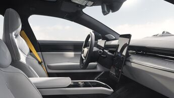 Polestar 5 Cockpit: Fahrerplatz mit großem, hochformatigem Zentraldisplay, Lenkrad und klar gestalteter Instrumententafel.