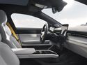 Polestar 5 Cockpit: Fahrerplatz mit großem, hochformatigem Zentraldisplay, Lenkrad und klar gestalteter Instrumententafel.