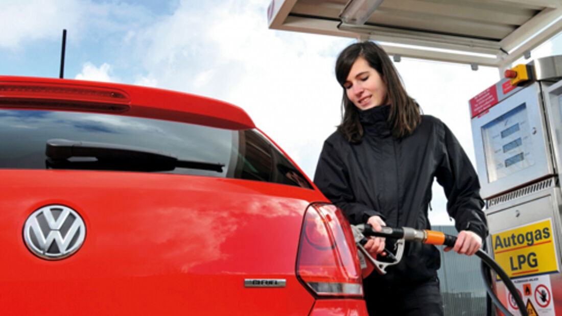 Polo fährt mit Gas und Benzin