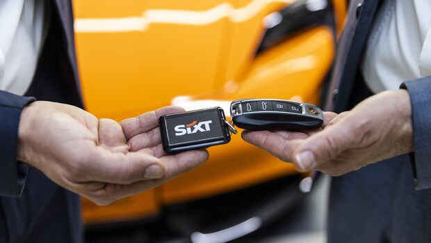 Porsche SIXT Carrera Cup Deutschland, Vertragsunterzeichnung Schlüsselübergabe, März 2024