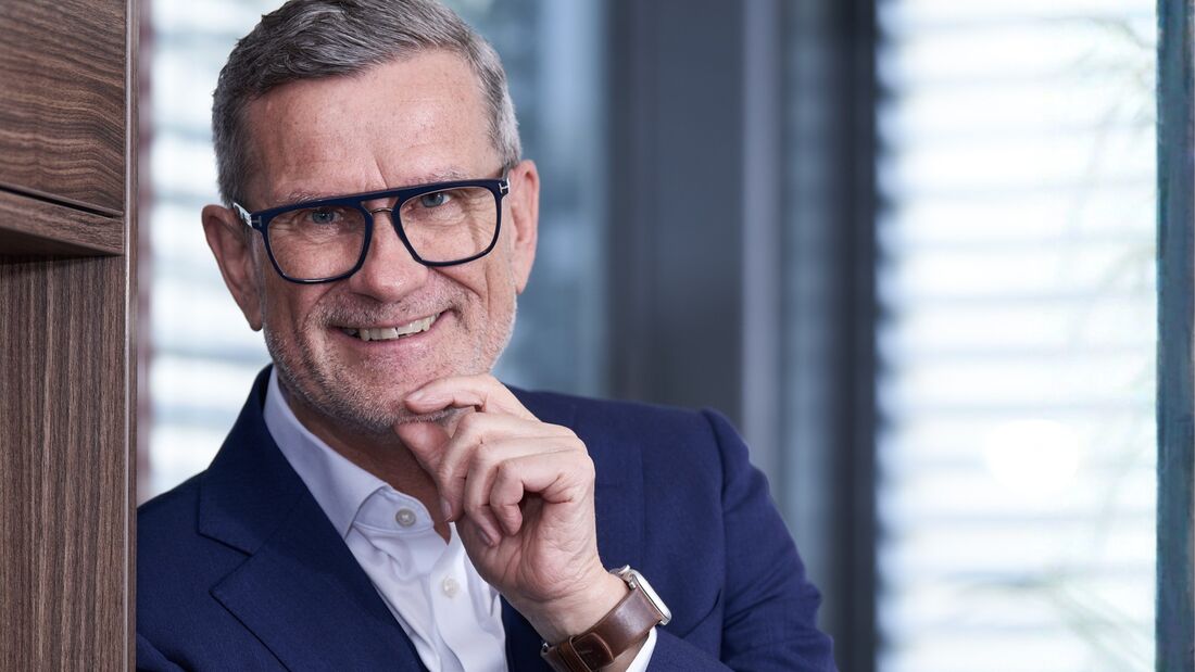 Porträt Wolfgang Zorn in einem Büro mit Fensterfront.