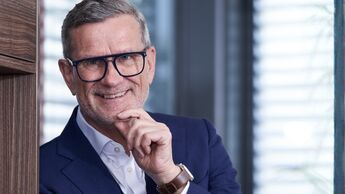 Porträt Wolfgang Zorn in einem Büro mit Fensterfront.