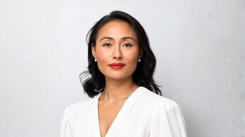 Porträt von Annie Pin, künftige CEO des Leasinganbieters Arval ab April 2027, in weißer Bluse vor hellgrauem Hintergrund