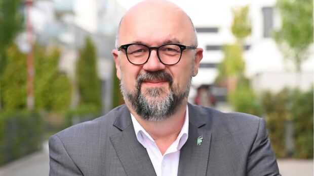 Porträt von Axel Schäfer, Geschäftsführer des Bundesverbands Betriebliche Mobilität, im Außenbereich.