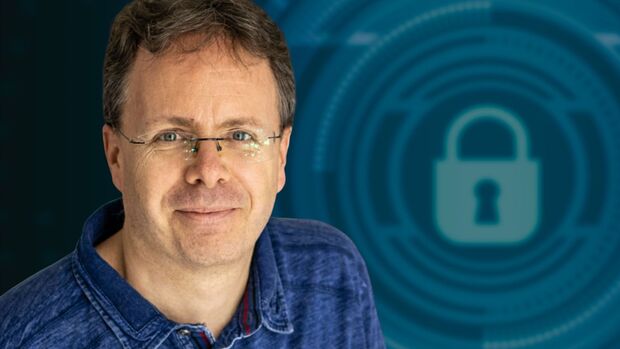 Porträt von Janko Nebel, CTO der community4you AG, vor grafischem Hintergrund mit Symbol für Datensicherheit.