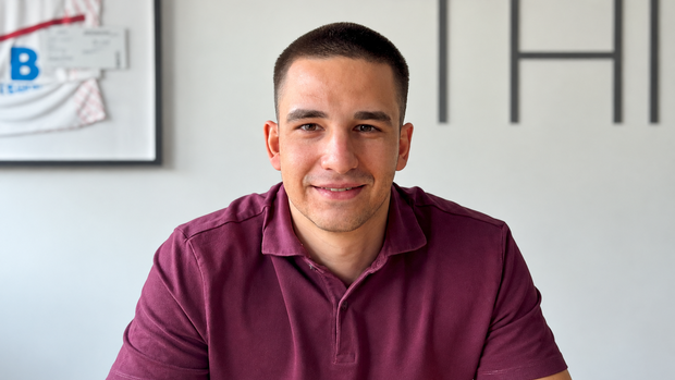 Porträt von Julius Hilbich, Teamleiter Customer Service bei CARextern Automotive Services, Autor des Ratgebers zur Car Policy
