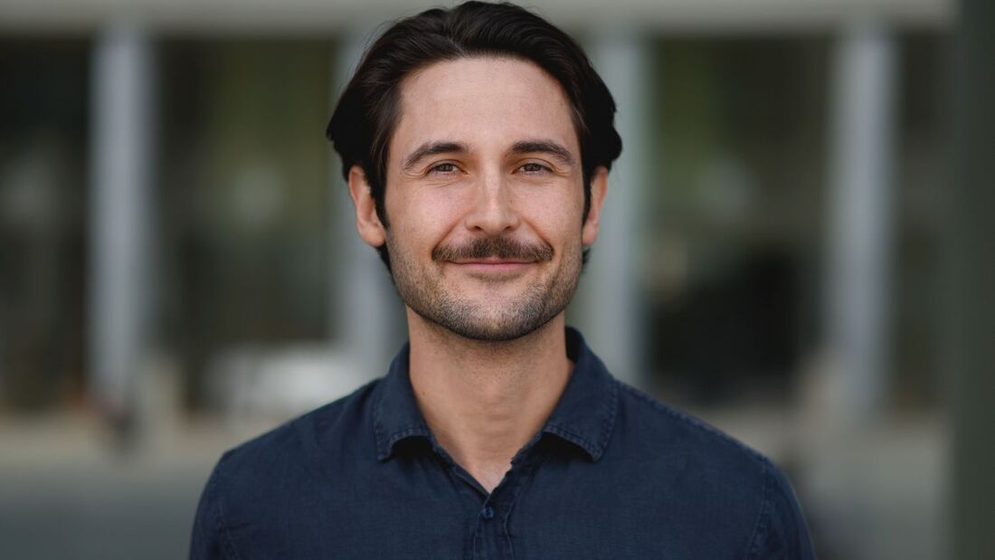 Porträt von Leonard Meier, Vice President Business Development bei MILES, vor unscharfem Hintergrund.