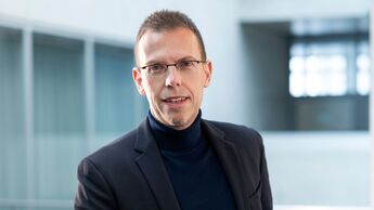 Porträt von Rouven Mohr, Chief Technical Officer von Audi, in einem Unternehmensgebäude.
