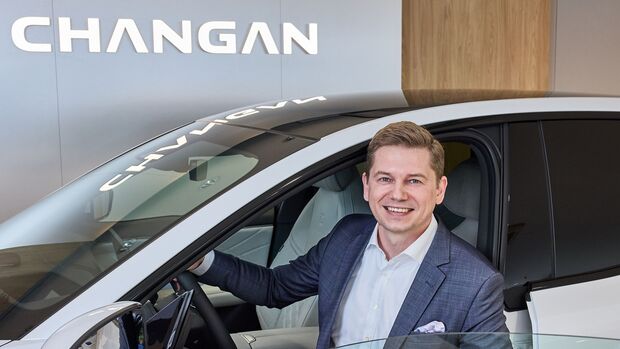 Porträt von Steffen Obst, Head of Sales bei Changan, sitzend in einem Elektrofahrzeug im Showroom.