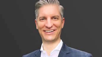 Porträt von Stephan Spiess, neuem Vertriebschef bei Ayvens, in Anzug und weißem Hemd vor grauem Hintergrund.