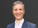 Porträt von Stephan Spiess, neuem Vertriebschef bei Ayvens, in Anzug und weißem Hemd vor grauem Hintergrund.