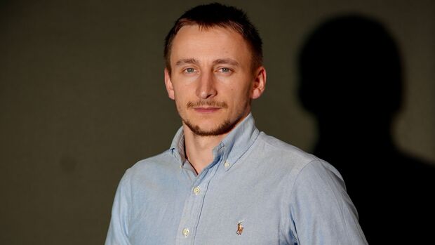 Porträt von Vasyl Betsa, Gründer und Geschäftsführer von PILLAR, zum Thema Energy Sharing und Solarcarports.