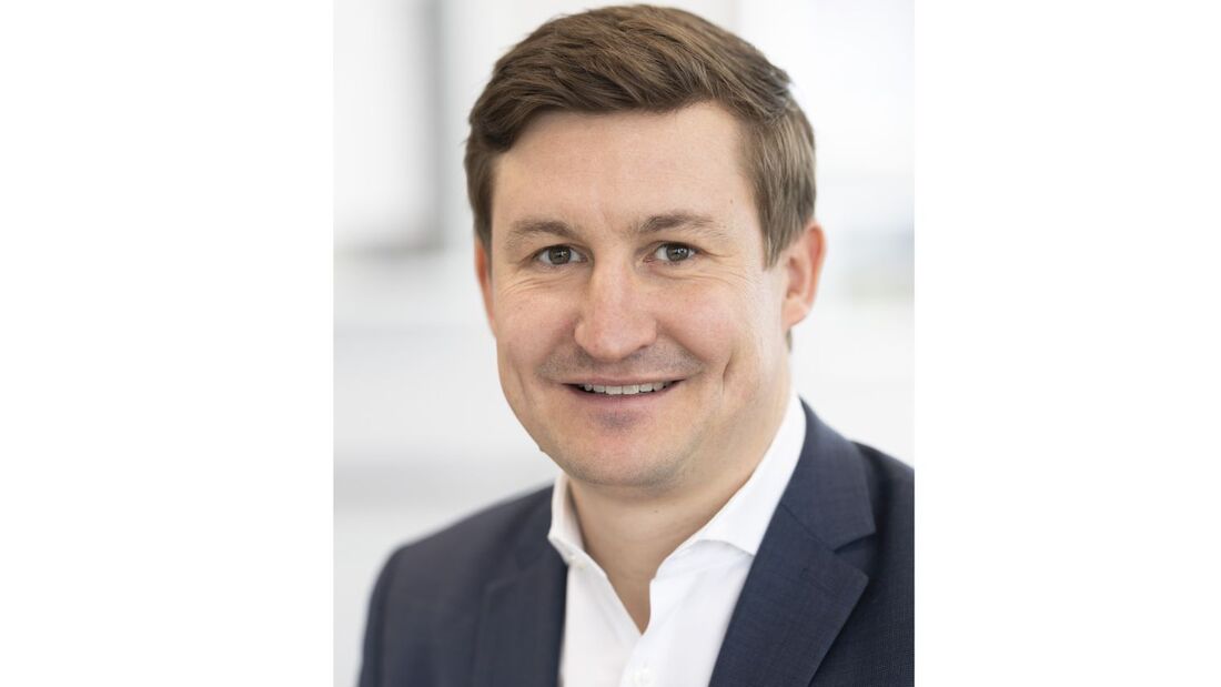 Portrait von Christian Weingärtner, General Manager Passenger Vehicles, Ford Europe, im Anzug vor hellem Hintergrund.