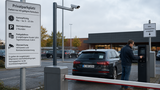 Privatparkplatz mit Kameraüberwachung, Schranke und Terminal zur Kennzeicheneingabe