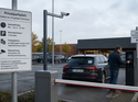 Privatparkplatz mit Kameraüberwachung, Schranke und Terminal zur Kennzeicheneingabe
