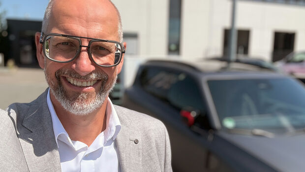 Rainer Thies, Geschäftsführer von MHC Mobility in Deutschland und Österreich, vor einem Fahrzeug am Standort Bockel.