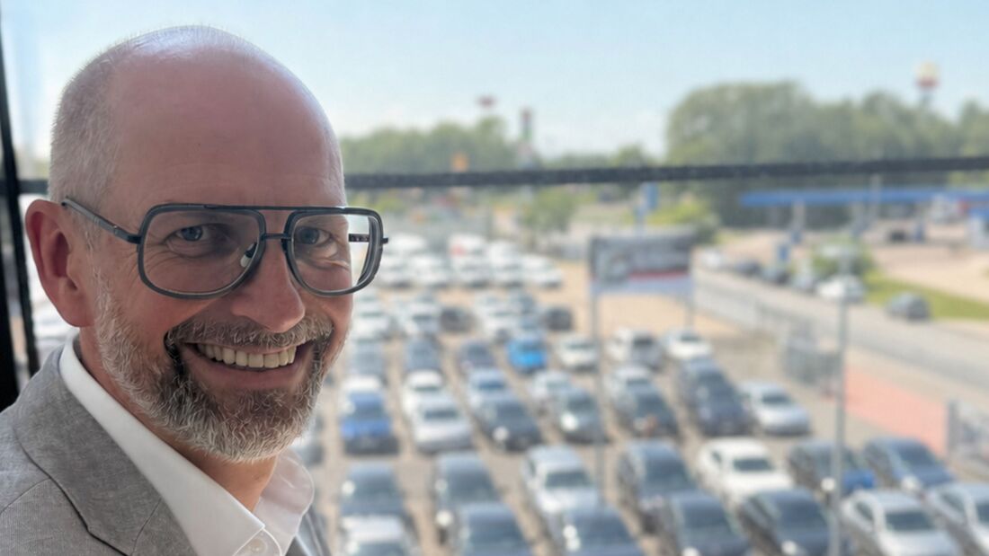 Rainer Thies von MHC Mobility mit Blick auf Fahrzeuge am Unternehmensstandort in Bockel.