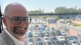 Rainer Thies von MHC Mobility mit Blick auf Fahrzeuge am Unternehmensstandort in Bockel.