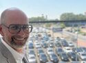 Rainer Thies von MHC Mobility mit Blick auf Fahrzeuge am Unternehmensstandort in Bockel.