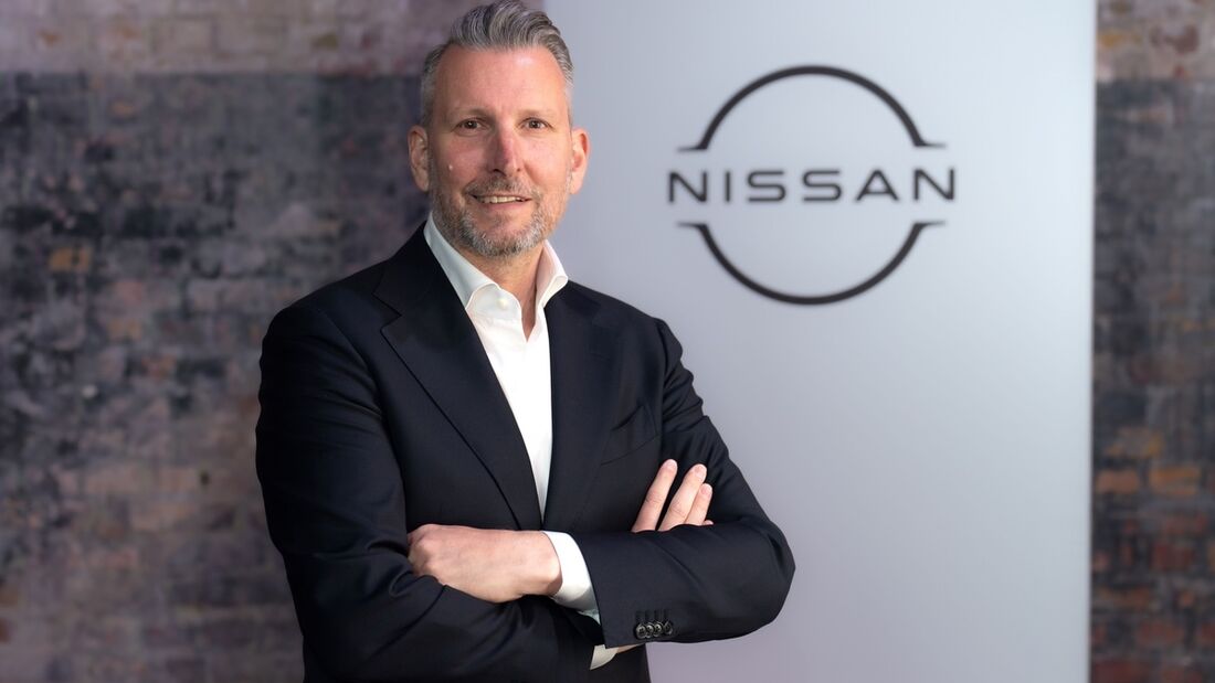 Ralph Kranz steht vor einem Nissan-Logo. Er übernimmt bei Nissan Deutschland Vertrieb und Händlernetz.