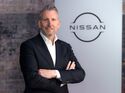 Ralph Kranz steht vor einem Nissan-Logo. Er übernimmt bei Nissan Deutschland Vertrieb und Händlernetz.