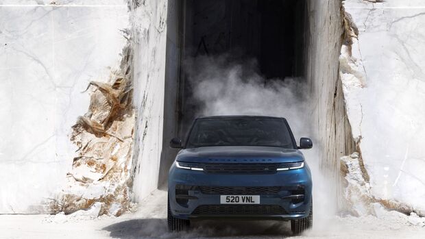 Range Rover Sport Electric in Blau fährt frontal aus einem weißen Marmorsteinbruch.