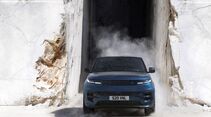 Range Rover Sport Electric in Blau fährt frontal aus einem weißen Marmorsteinbruch.