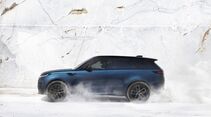 Range Rover Sport Electric in Blau fährt in Seitenansicht vor einer weißen Marmorwand.
