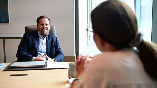 René Müller von Volvo Car Germany im Interview mit firmenauto-Redakteurin Nicole Holzer.