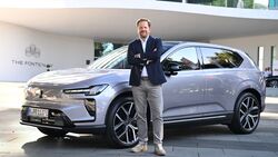 René Müller von Volvo Car Germany steht vor dem vollelektrischen Volvo EX60.