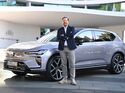 René Müller von Volvo Car Germany steht vor dem vollelektrischen Volvo EX60.