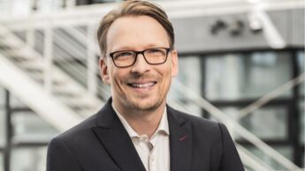 René Schröder ist Gründer und Geschäftsführer der RegSus Consulting GmbH und Experte für Produkt- und Softwareentwicklungsprozesse und digitale Transformation. 