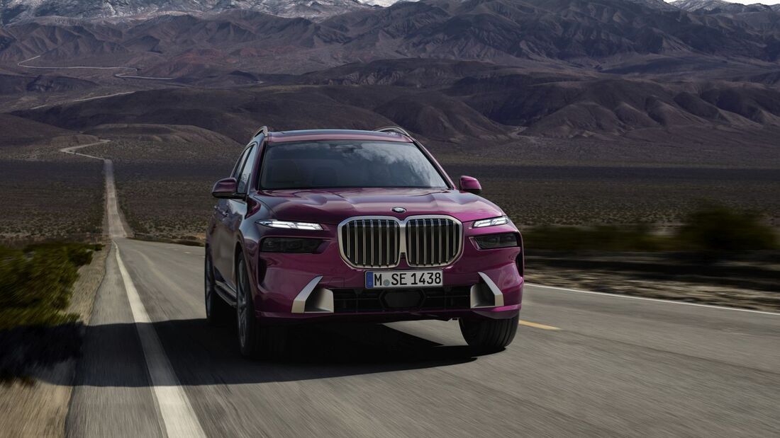 Roter BMW X7 SUV in Frontansicht auf einer Landstraße