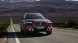 Roter BMW X7 SUV in Frontansicht auf einer Landstraße