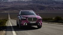 Roter BMW X7 SUV in Frontansicht auf einer Landstraße