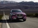 Roter BMW X7 SUV in Frontansicht auf einer Landstraße