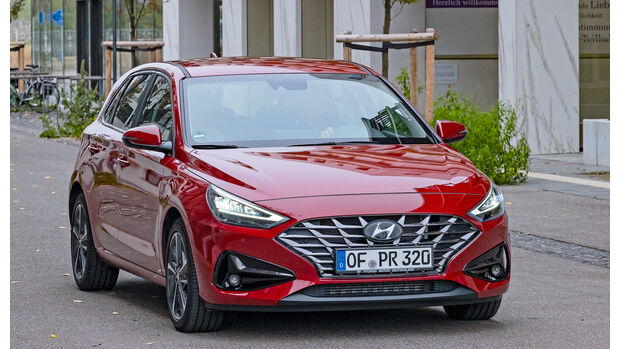 Roter Hyundai i30 in Frontansicht stehend auf einer Straße im urbanen Umfeld.