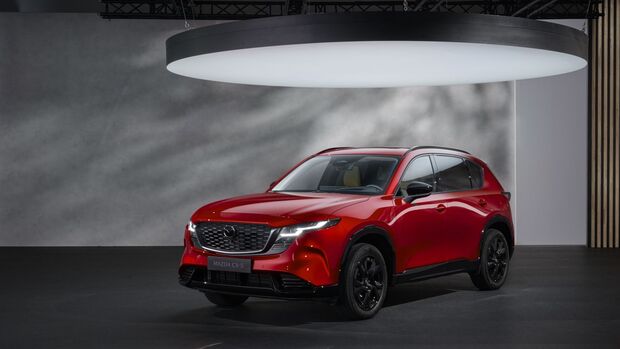 Roter Mazda CX-5 SUV in moderner Studio-Umgebung mit neutralem Hintergrund und gleichmäßiger Ausleuchtung.