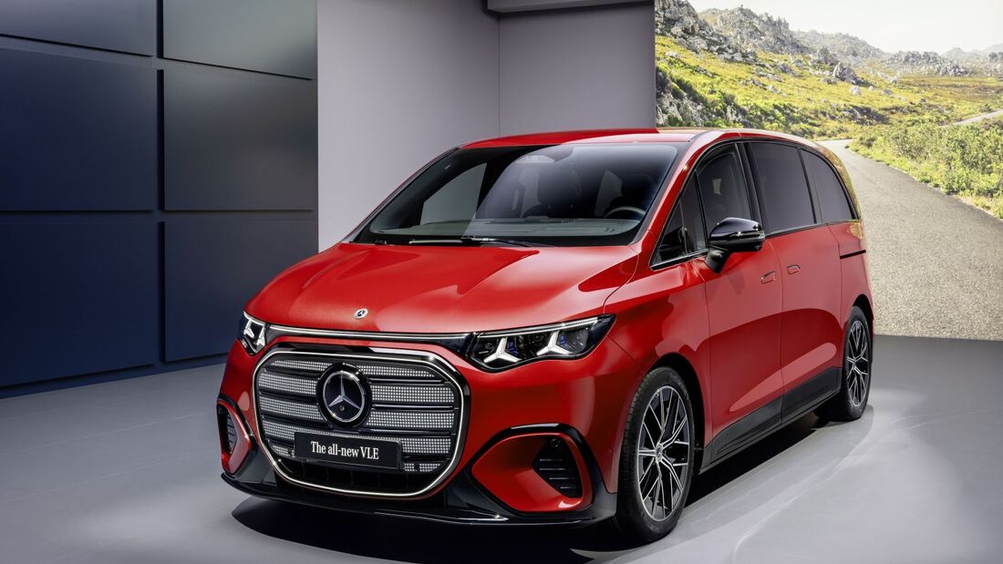 Roter Mercedes VLE in Frontansicht auf einer Präsentationsfläche mit großem Kühlergrill und LED-Scheinwerfern.