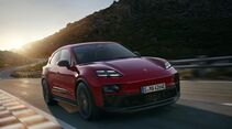 Roter Porsche Macan GTS in Frontansicht bei Fahrt auf kurviger Straße