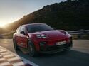 Roter Porsche Macan GTS in Frontansicht bei Fahrt auf kurviger Straße