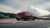 Roter Porsche Macan GTS in Heckansicht auf Bergstraße