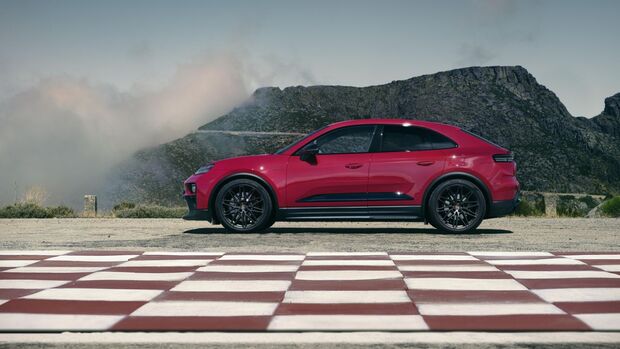 Roter Porsche Macan GTS in Seitenansicht auf Passstraße