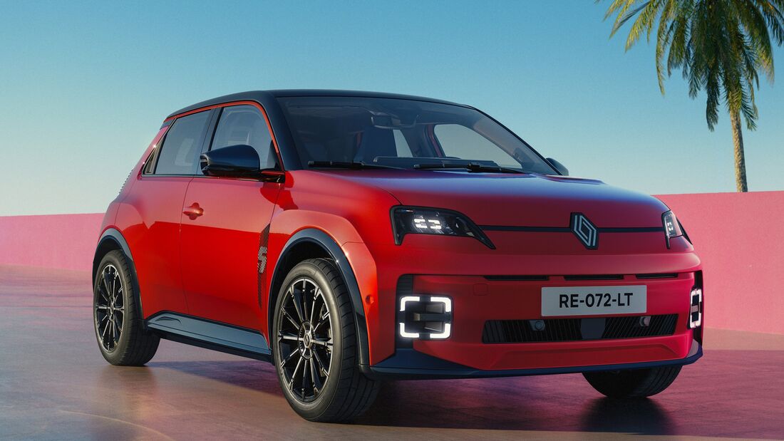 Roter Renault 5 E-Tech Electric in schräger Frontansicht mit schwarzem Dach und eingeschalteter LED-Beleuchtung.