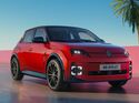 Roter Renault 5 E-Tech Electric in schräger Frontansicht mit schwarzem Dach und eingeschalteter LED-Beleuchtung.